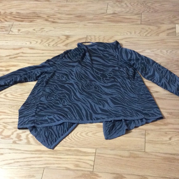 1X Dana Buchman Woman gray zebra print open wrap sweater - Picture 4 of 14